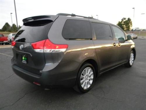 Toyota Sienna 2011 photo 1