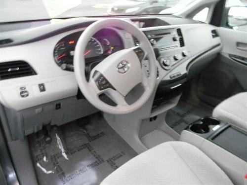 Toyota Sienna 2011 photo 3