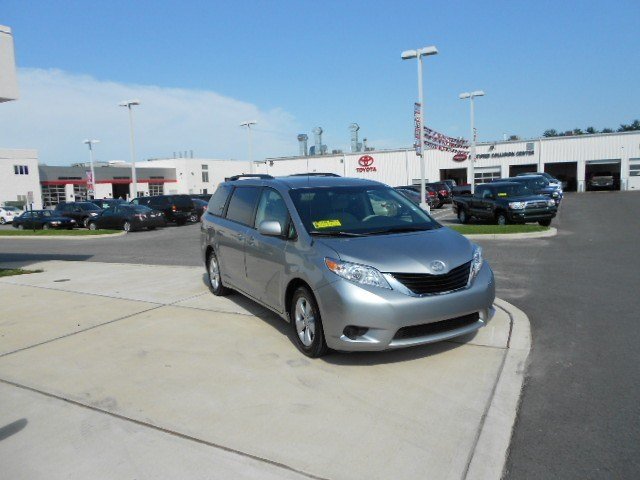 Toyota Sienna 2011 photo 1