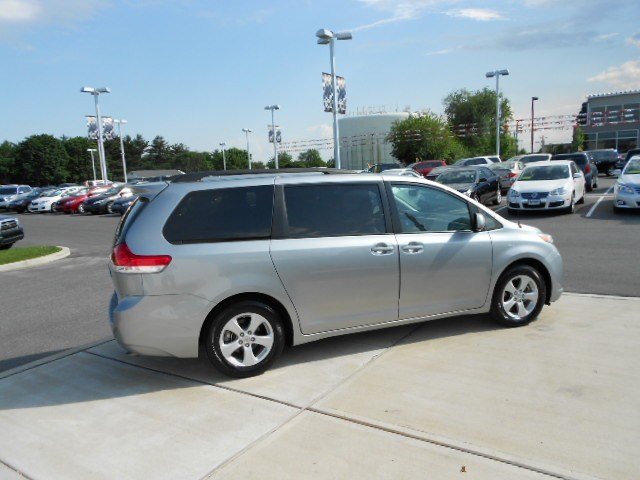 Toyota Sienna 2011 photo 2