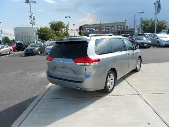 Toyota Sienna 2011 photo 3