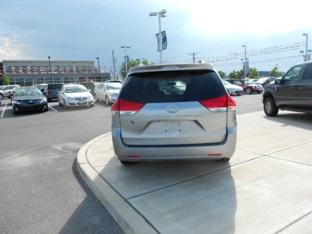 Toyota Sienna 2011 photo 4