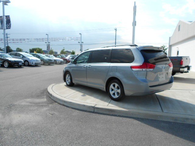 Toyota Sienna 2011 photo 5