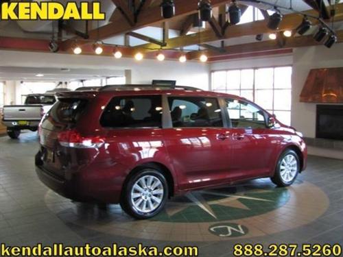 Toyota Sienna 2011 photo 2