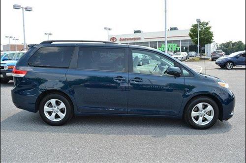 Toyota Sienna 2011 photo 1