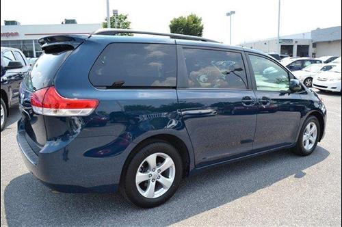 Toyota Sienna 2011 photo 2