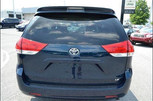Toyota Sienna 2011 photo 3