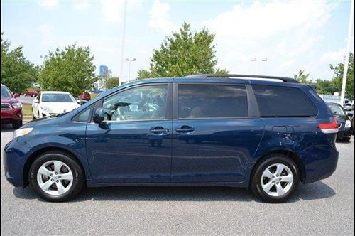 Toyota Sienna 2011 photo 5