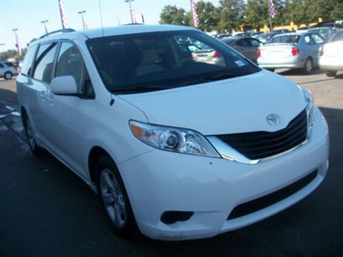 Toyota Sienna 2011 photo 2