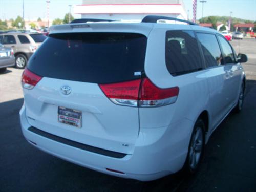 Toyota Sienna 2011 photo 3