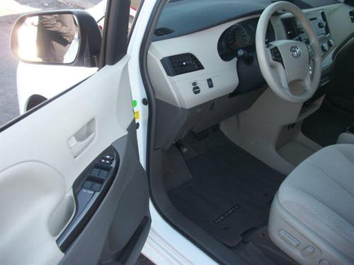 Toyota Sienna 2011 photo 5
