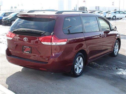 Toyota Sienna 2011 photo 2