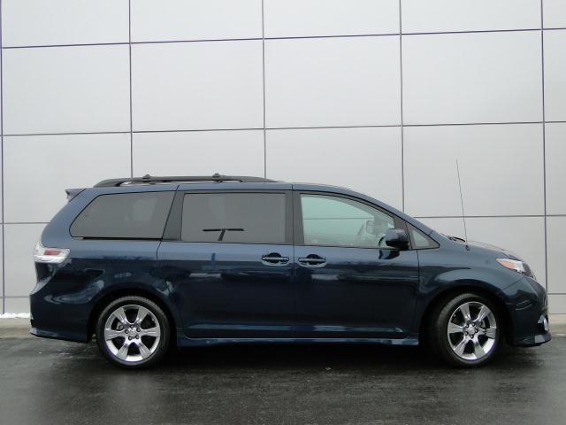 Toyota Sienna 2011 photo 1
