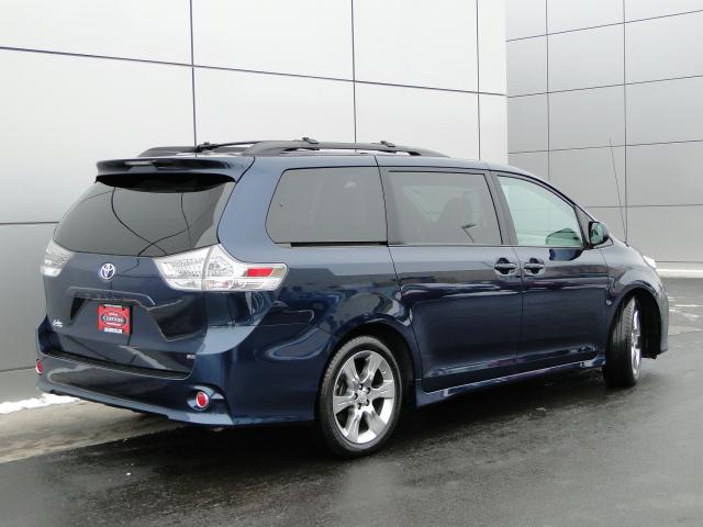 Toyota Sienna 2011 photo 2