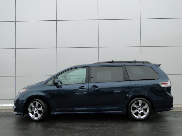 Toyota Sienna 2011 photo 4