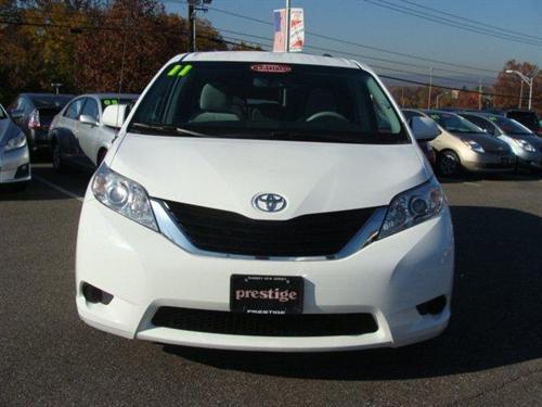 Toyota Sienna 2011 photo 1