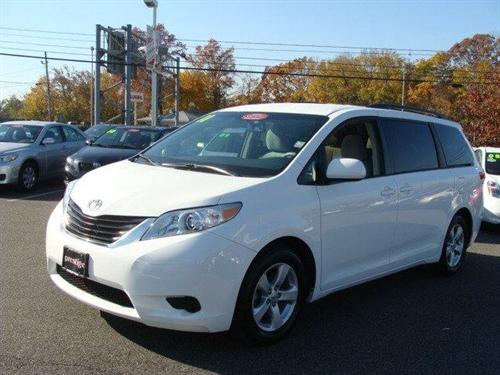 Toyota Sienna 2011 photo 2