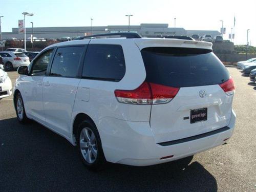Toyota Sienna 2011 photo 3