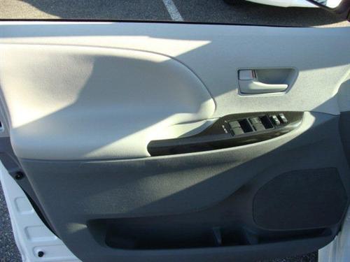 Toyota Sienna 2011 photo 4