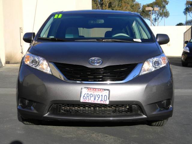 Toyota Sienna 2011 photo 1