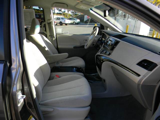 Toyota Sienna 2011 photo 2