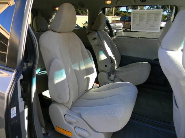 Toyota Sienna 2011 photo 3