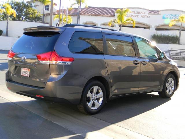 Toyota Sienna 2011 photo 4