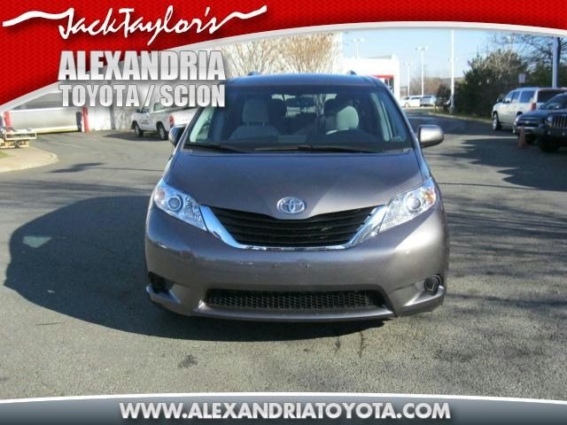 Toyota Sienna 2011 photo 1