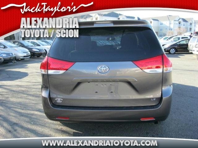 Toyota Sienna 2011 photo 3