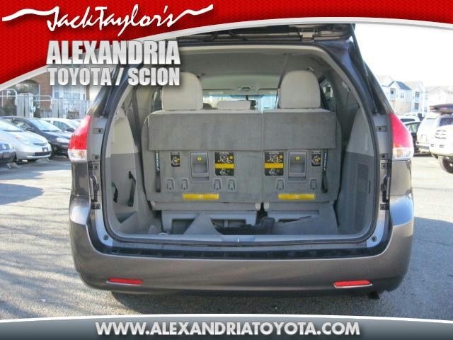 Toyota Sienna 2011 photo 4