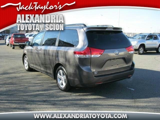 Toyota Sienna 2011 photo 2