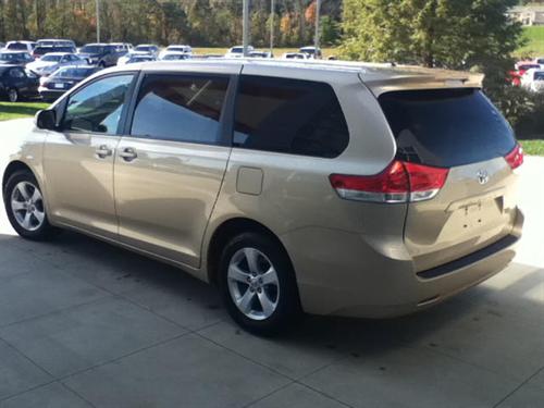 Toyota Sienna 2011 photo 2