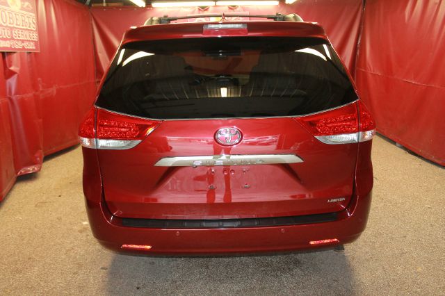 Toyota Sienna 2011 photo 4