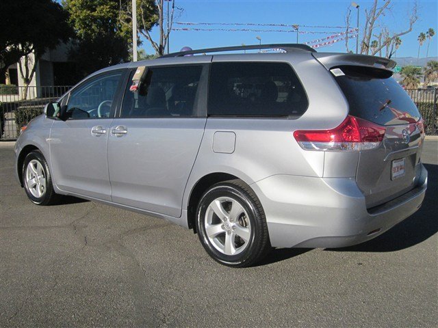 Toyota Sienna 2011 photo 1