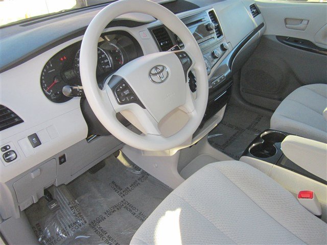 Toyota Sienna 2011 photo 2