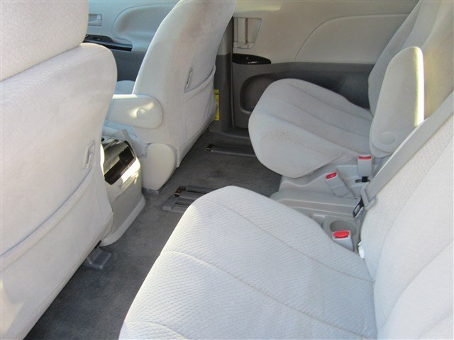 Toyota Sienna 2011 photo 3