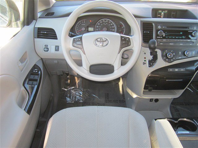 Toyota Sienna 2011 photo 4
