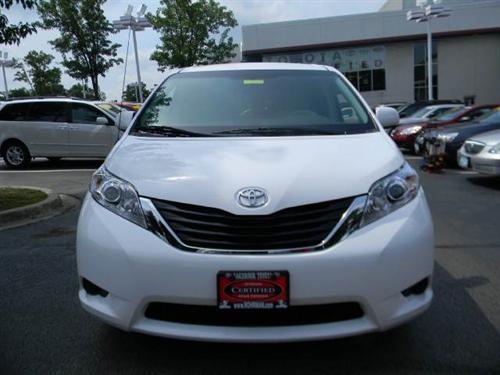 Toyota Sienna 2011 photo 3