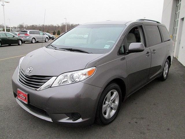 Toyota Sienna 2011 photo 2