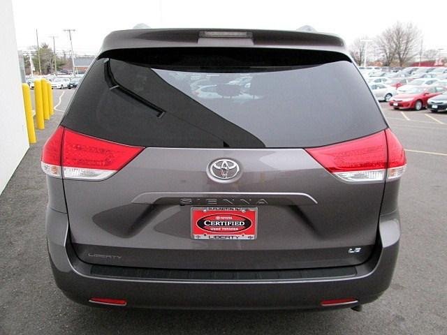 Toyota Sienna 2011 photo 3