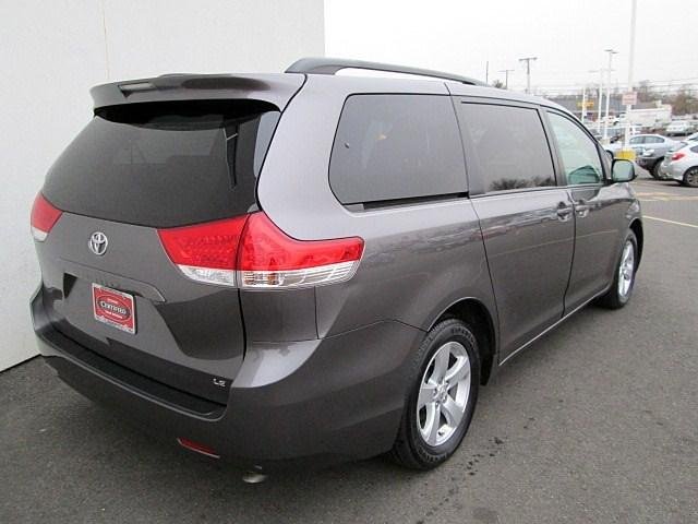Toyota Sienna 2011 photo 4