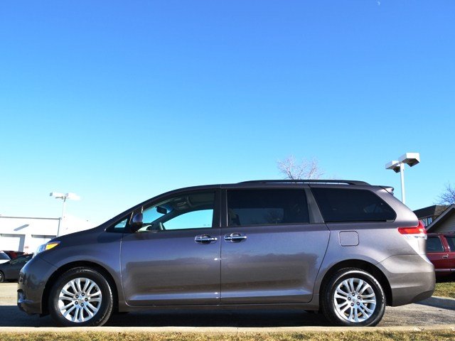 Toyota Sienna 2011 photo 1