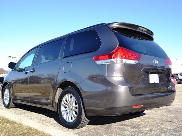 Toyota Sienna 2011 photo 2