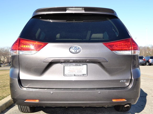 Toyota Sienna 2011 photo 3