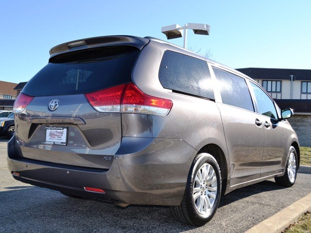 Toyota Sienna 2011 photo 4