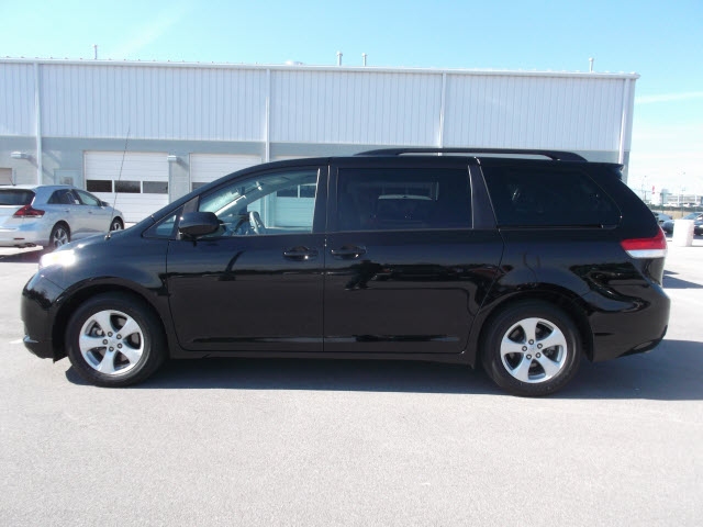 Toyota Sienna 2012 photo 1
