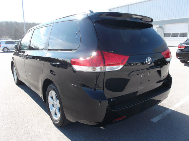 Toyota Sienna 2012 photo 2