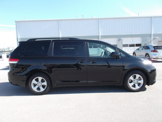 Toyota Sienna 2012 photo 3