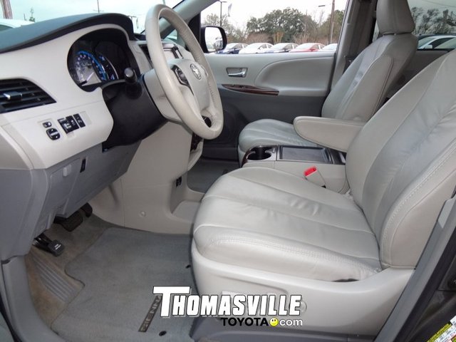 Toyota Sienna 2012 photo 3