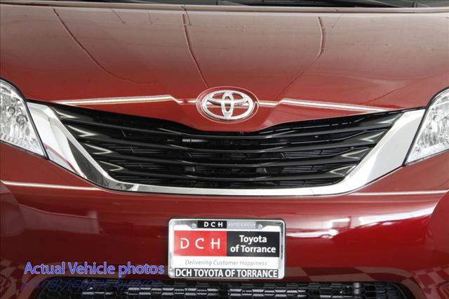 Toyota Sienna 2012 photo 2